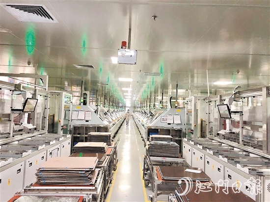 世運(yùn)電路今年第一季度生產(chǎn)訂單已經(jīng)排滿，企業(yè)生產(chǎn)車間機(jī)器轟鳴，生產(chǎn)線加速運(yùn)轉(zhuǎn)。
