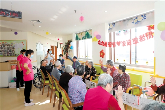 新會(huì)區(qū)養(yǎng)老中心舉辦活動(dòng)，豐富老年人生活。簡(jiǎn)家琳