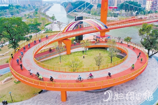 江海區(qū)城央綠廊四道貫通，適合騎行，圖為騎行車愛好者騎行在如意橋上。郭永樂