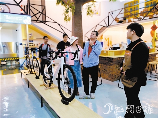 市民在Plan.B自行車生活館選購適宜的自行車。劉瓊
