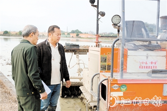 農(nóng)機(jī)安全監(jiān)理人員到田間地頭，對(duì)農(nóng)機(jī)進(jìn)行安全檢查。