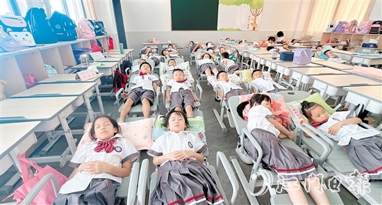 恩平全市共有“平躺睡”床位22905個(gè)，城區(qū)小學(xué)基本實(shí)現(xiàn)全覆蓋，學(xué)生們實(shí)現(xiàn)“躺睡自由”。