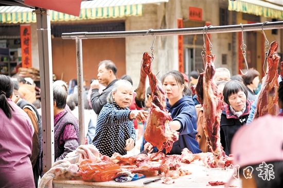 那吉黃牛肉受到歡迎，前來購買牛肉的顧客絡繹不絕。