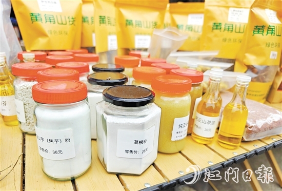 “那吉牛肉圩市”活動現(xiàn)場還售賣當?shù)赝撂禺a(chǎn)。