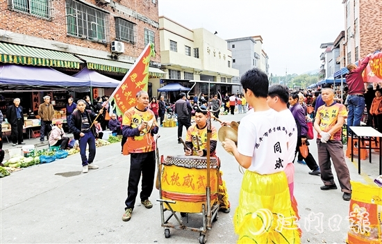 主辦方專門請了舞獅隊，動感的鑼鼓聲和精彩的舞獅表演瞬間將現(xiàn)場氣氛點燃。