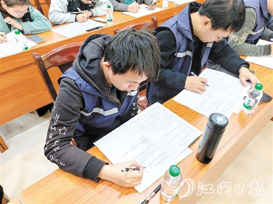 開平市應(yīng)急管理局圍繞最新法律法規(guī)、行業(yè)風(fēng)險(xiǎn)變化和執(zhí)法難點(diǎn)定期開展培訓(xùn)。
