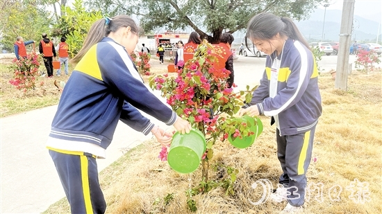 學(xué)生參與本次植樹活動(dòng)。