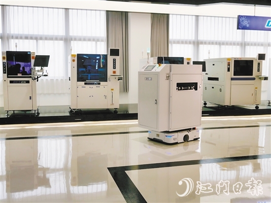 德森智能生產(chǎn)的AGV全自動機器人正在工作。劉瓊