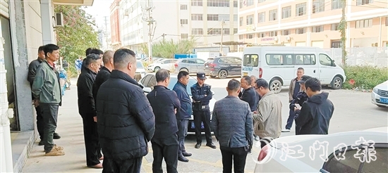 睦洲鎮(zhèn)政協(xié)聯(lián)絡(luò)組聚焦基層善治，依托基層協(xié)商驛站，協(xié)助派出所和人社部門處理企業(yè)與職工的糾紛。