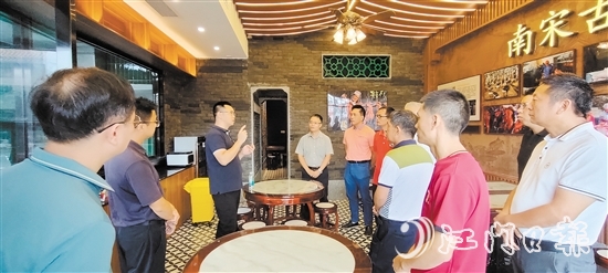 古井鎮(zhèn)政協(xié)聯(lián)絡(luò)組到霞路村調(diào)研古井特色產(chǎn)業(yè)，助力建立“強(qiáng)村公司+社會(huì)資本”“燒鵝+云吞”運(yùn)營(yíng)推廣模式。