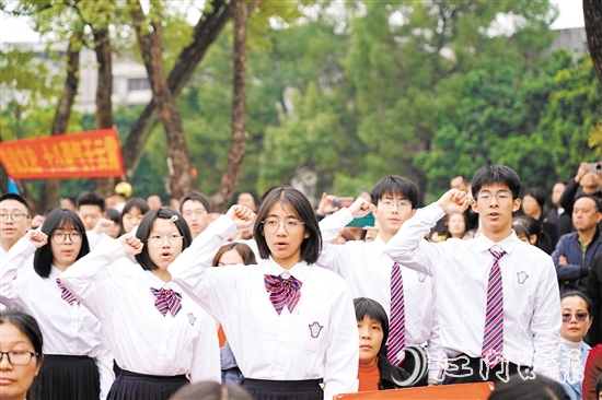 在學生代表的帶領下，學生們進行了莊嚴的成人宣誓。