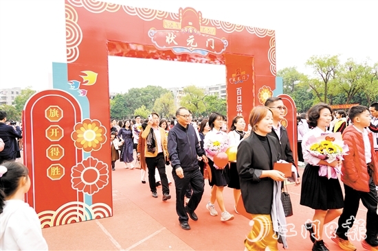 在家長和教師的陪同下，學生們懷揣對未來的美好憧憬，依次跨過“成人門”“狀元門”。