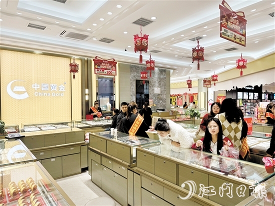 小克重黃金首飾、黃金貼片等“輕量化”產(chǎn)品受年輕消費者青睞。