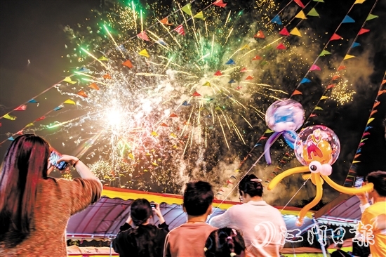 進入夜晚，花炮會現(xiàn)場仍然非常熱鬧，絢麗煙花讓村民、游客大飽眼福。歐蕊榮