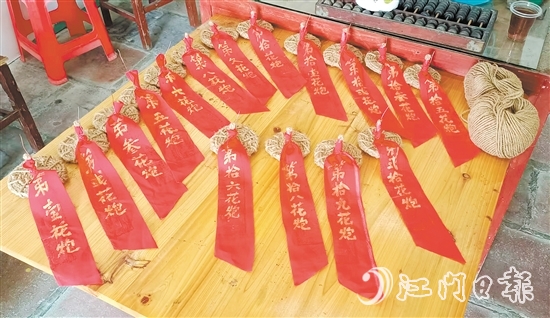 “搶炮”環(huán)節(jié)用的花炮頭由麻繩編織而成，如今“搶炮”被抽簽取代，既保留了傳統(tǒng)，又確保了安全。鶴城鎮(zhèn)供圖