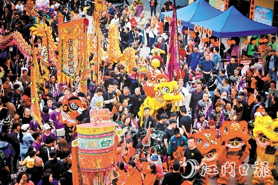 正月十六上午，小官田樟樹下村熱鬧非凡，村民們敲鑼打鼓，進行“接炮”“還炮”等環(huán)節(jié)。
