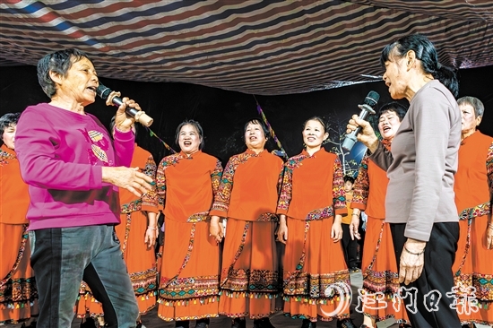 村民在花炮會上唱響《采茶歌》，詞韻精美，內(nèi)涵豐富。歐蕊榮