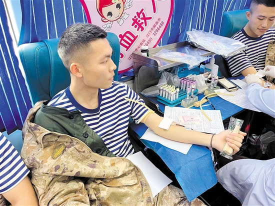 部隊(duì)官兵踴躍獻(xiàn)血。