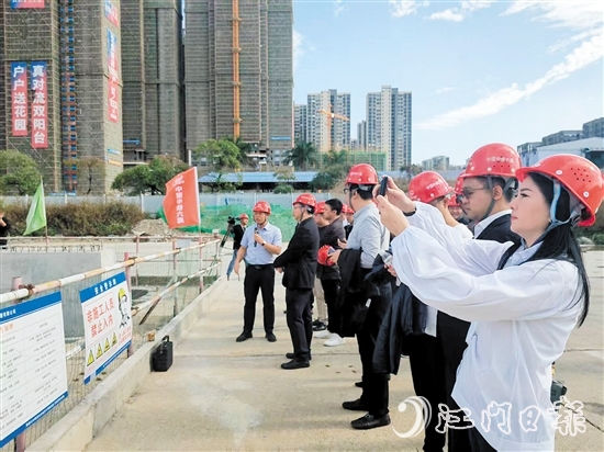 昨日下午，20多名港澳委員報到后，馬不停蹄開展視察工作。