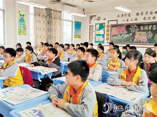 崖門鎮(zhèn)田邊小學學生收到了愛心企業(yè)捐贈的《青蘋果》。