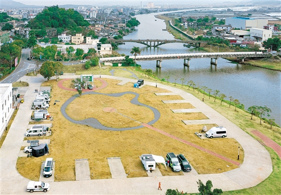 斗山河位于圩鎮(zhèn)河段，附近建有濱河公園等休閑場(chǎng)所，是親子活動(dòng)、河畔散步的好去處。