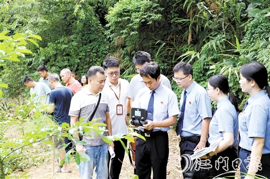 檢察干警借助無人機開展調(diào)查取證工作。