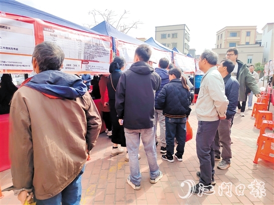 恩平市人社局在大槐鎮(zhèn)舉辦的招聘會吸引不少求職者到場。