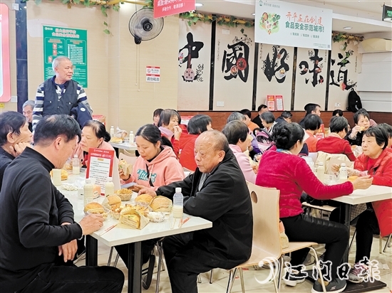 “小開社區(qū)飯?zhí)谩眴?dòng)當(dāng)天，吸引了眾多長(zhǎng)者前來(lái)試吃。