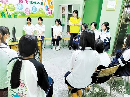 許浣愉（圖中黃衣者）在駐校期間為學(xué)生們做心理輔導(dǎo)。