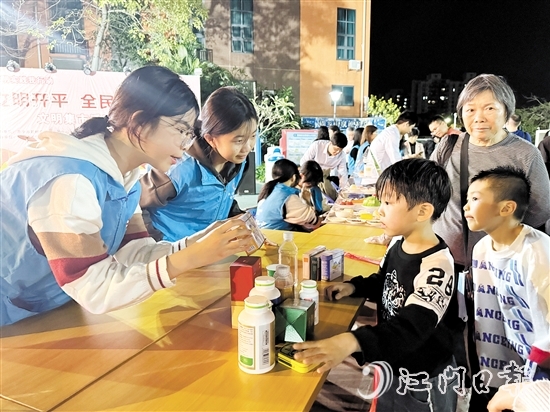 文明集市活動將文明大餐送到群眾“家門口”，吸引了眾多群眾前來“趕集”。