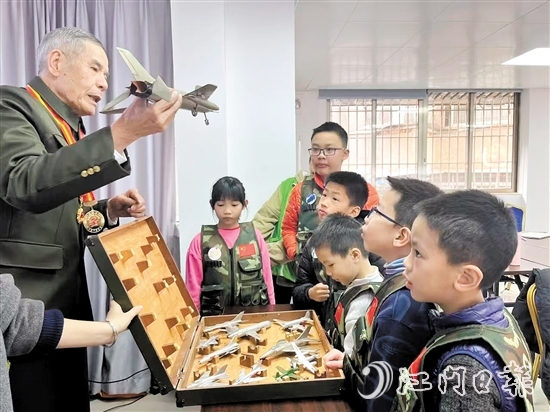 孩子們聽(tīng)老兵講述國(guó)防重器的故事。