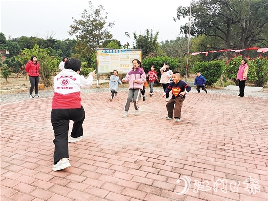村委會(huì)利用小公園定期舉辦惠民活動(dòng)。