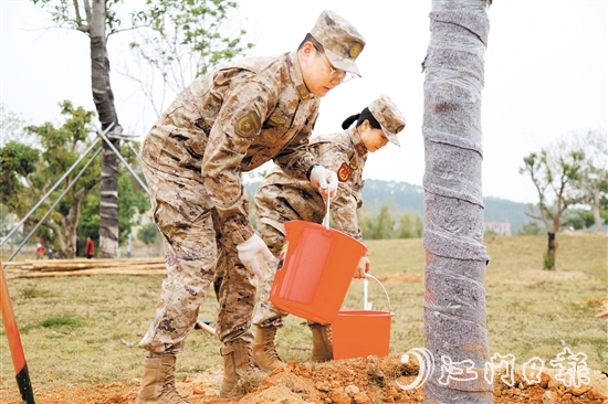 江門軍分區(qū)官兵、民兵參加義務(wù)植樹活動(dòng)。