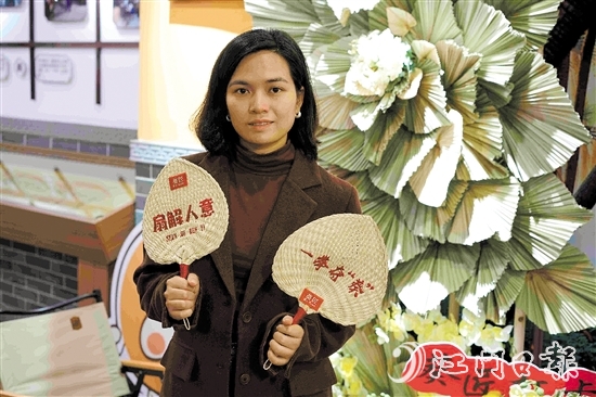 余惠云結(jié)合現(xiàn)代設(shè)計和刺繡工藝，創(chuàng)作出有趣的葵扇產(chǎn)品。