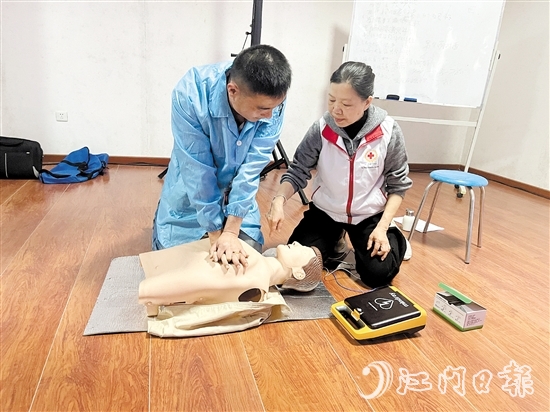 在講師的指導(dǎo)下，學(xué)員練習(xí)心肺復(fù)蘇（CPR+AED）技能。