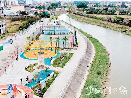 濱水休閑公園美景如畫、設(shè)施齊全，成為群眾休閑娛樂的新天地。