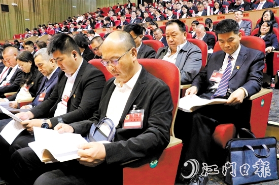來自各條戰(zhàn)線的人大代表、政協(xié)委員熱議鶴山市政府工作報告。