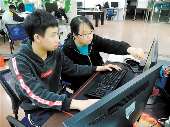 龐小玲（右一）認(rèn)真指導(dǎo)學(xué)生學(xué)習(xí)專(zhuān)業(yè)知識(shí)。