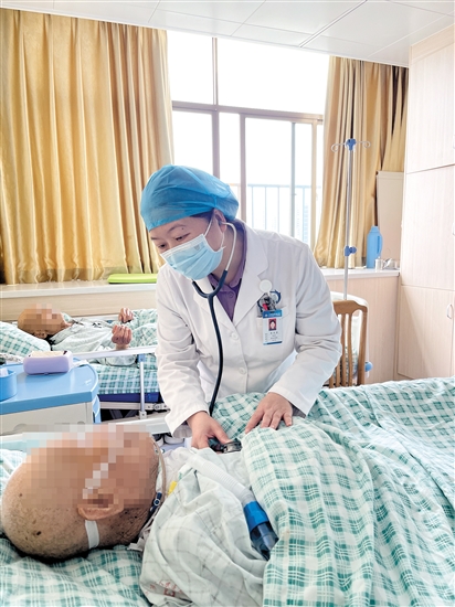 李華燕檢查患者情況。