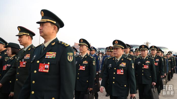 △出席十四屆全國人大三次會議的解放軍和武警部隊代表團代表。（總臺央視記者魏幫軍拍攝）