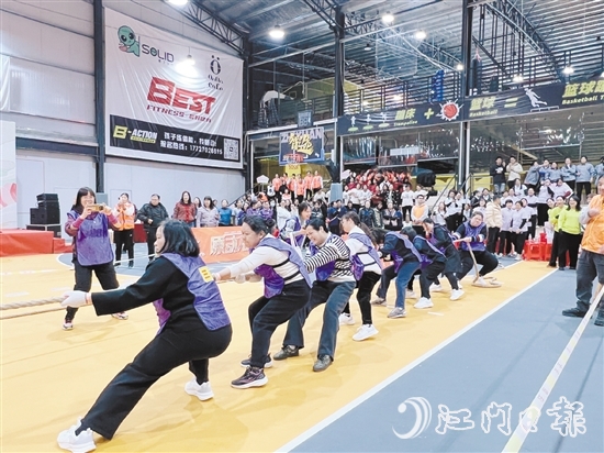 拔河比賽現(xiàn)場(chǎng)，大家力往一處使。