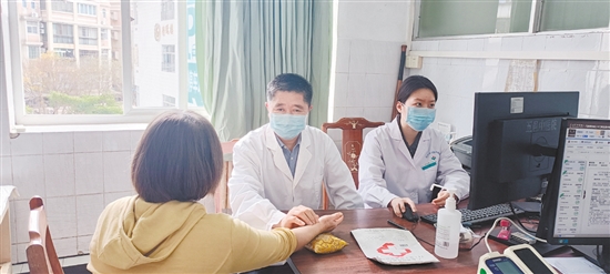 醫(yī)生對(duì)患者問診。