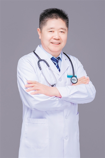 楊愛成：江門市五邑中醫(yī)院腎病科主任，主任醫(yī)師，醫(yī)學(xué)博士，暨南大學(xué)碩士生導(dǎo)師，嶺南名醫(yī)，江門市名醫(yī)。