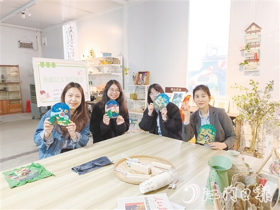 農業(yè)銀行江門分行女職工制作陶藝手工品。