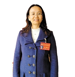 開平市政協(xié)委員、沙岡初級(jí)中學(xué)副校長(zhǎng)關(guān)艷梨