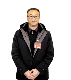 開平市人大代表，龍勝鎮(zhèn)龍勝墟社區(qū)黨支部書記、居委會(huì)主任張健鋒