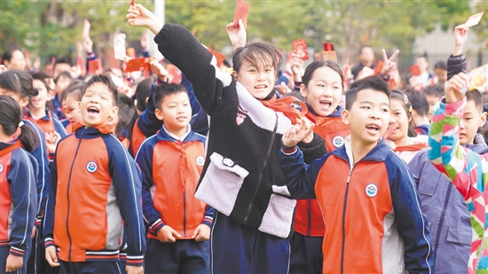 今年，蓬江區(qū)將著力打造“勵耘蓬江”教育品牌，全力推動蓬江教育高質(zhì)量發(fā)展。