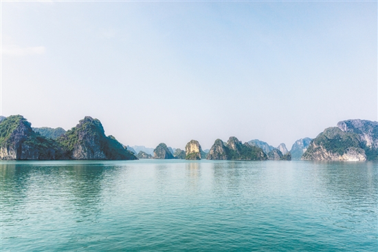 越南下龍灣有“海上桂林”之稱。
