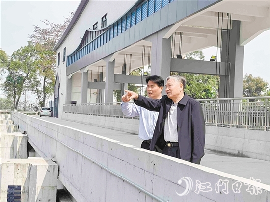 睦洲水閘工程管理所的兩任負(fù)責(zé)人一起探討工程規(guī)范化管護(hù)機(jī)制，使命賡續(xù)有了更具象的體現(xiàn)。