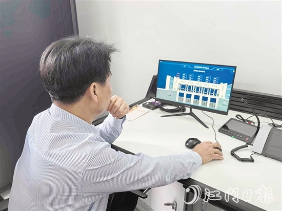 睦洲水閘工程管理所工作人員測(cè)試船閘、水閘智能控制系統(tǒng)。